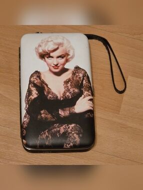 Marilyn Monroe Hinged Hardcase Wallet Clutch with a Suction Cup Phone Mount 7x4x